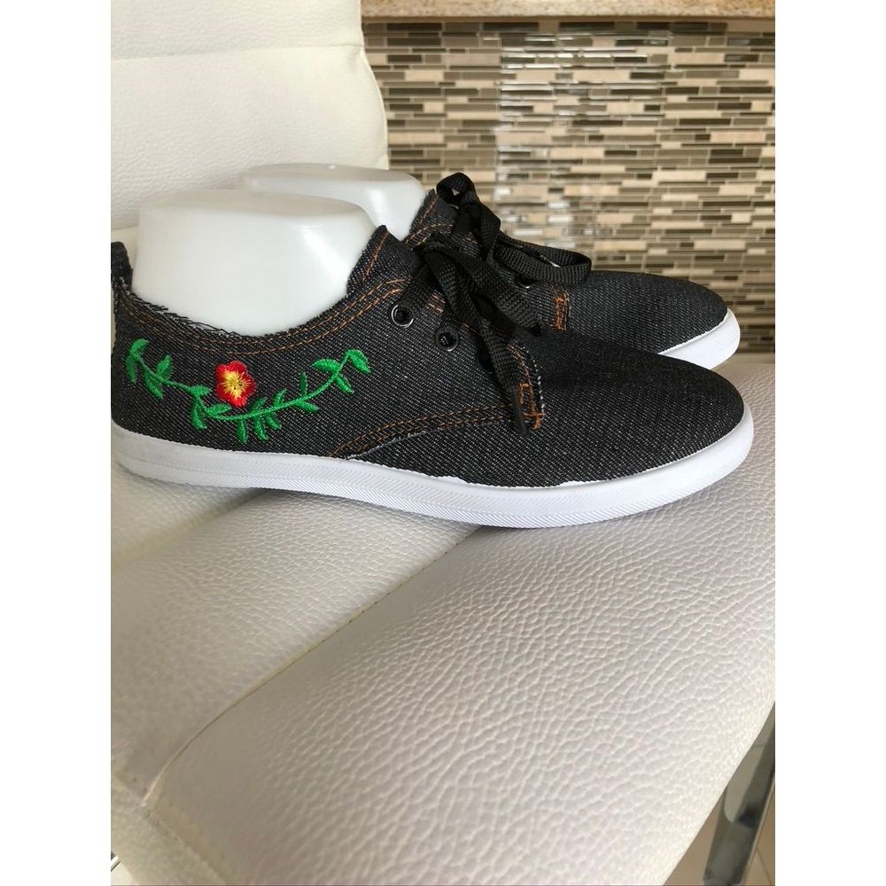 NWT embroidered rubber shoes